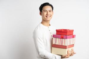 uomo d'affari asiatico teneva in mano tre scatole regalo foto