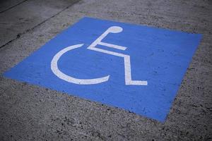cartello per disabili sull'asfalto