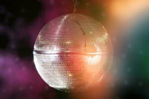 discoteca palla con luminosa travi, notte festa sfondo foto. foto