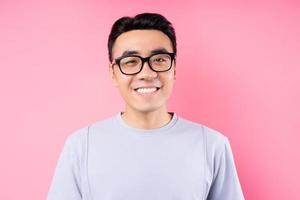 ritratto di uomo asiatico in posa su sfondo rosa con molte espressioni foto