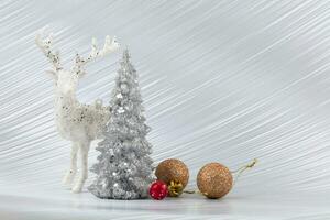 Natale o nuovo anno sfondo con argento nevoso albero e d'oro transitorio decorazione, cervo. luminosa festivo sfondo. foto