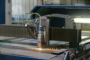 taglio di metallo. scintille volare a partire dal laser.laser taglio macchina Lavorando con foglio metallo con scintille a fabbrica, pianta. foto