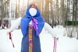 etnico Bambola - un' simbolo di maslenitsa, un' spaventapasseri per ardente come un' simbolo di il fine di inverno e il arrivo di primavera. slavo tradizionale carnevale. foto