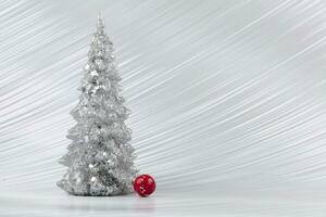 Natale composizione. argento Natale albero su un' argento sfondo. contento vacanze. minimo nuovo anno concetto. foto