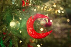 Natale sfondo con un' bellissimo Natale giocattolo e leggero travi a partire dal un' ghirlanda. foto