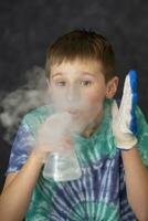 nuovo scientifico scoperte. inteligente ragazzo scienziato urlando nel sorpresa mentre fare chimico esperimenti nel il laboratorio. formazione scolastica concetto. apertura. foto