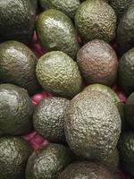 avocado in fruttivendolo foto