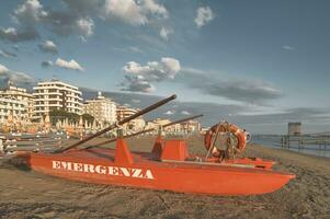 barca. canottaggio italiano mare salvare su spiaggia foto