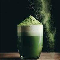 schiumoso verde elisir bicchiere di matcha latte macchiato con spolverare di polvere. ai generativo foto