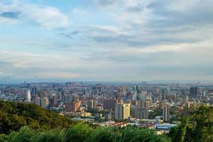 veduta aerea della città di taoyuan, taiwan foto