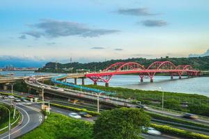 scenario della nuova città di taipei sul fiume tamsui, taiwan foto