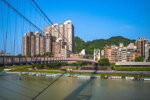 paesaggio urbano di bitan nella nuova città di taipei, taiwan foto