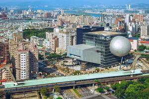 skyline della città di taipei vicino al distretto di jiantan a taiwan foto