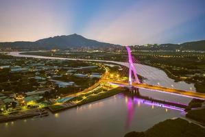 isola di shezi e monte guanyin a taipei di notte, taiwan foto