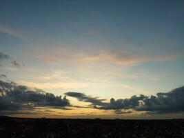 alto angolo Visualizza di bellissimo nuvole e cielo al di sopra di luton città durante tramonto foto