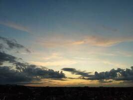 alto angolo Visualizza di bellissimo nuvole e cielo al di sopra di luton città durante tramonto foto