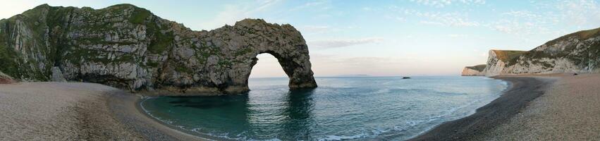 maggior parte bellissimo alto angolo Visualizza di Britannico paesaggio e mare Visualizza di durdle porta spiaggia di Inghilterra grande Gran Bretagna, UK. Immagine era catturato con di droni telecamera su settembre 9, 2023 foto