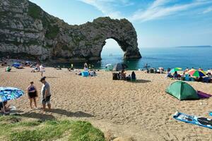 maggior parte bellissimo alto angolo Visualizza di Britannico paesaggio e mare Visualizza di durdle porta spiaggia di Inghilterra grande Gran Bretagna, UK. Immagine era catturato con di droni telecamera su settembre 9, 2023 foto