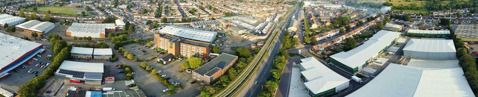 aereo Visualizza di Residenziale le case e industriale tenuta combinato a indugiare strada vicino farley colline luton città, Inghilterra UK. il alto angolo metraggio era catturato con di droni telecamera su settembre 7°, 2023 foto