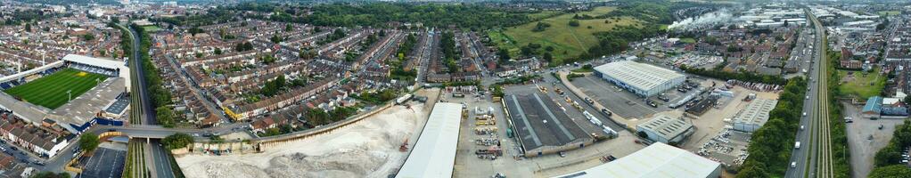 aereo Visualizza di Residenziale le case e industriale tenuta combinato a indugiare strada vicino farley colline luton città, Inghilterra UK. il alto angolo metraggio era catturato con di droni telecamera su settembre 7°, 2023 foto