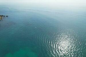 maggior parte bellissimo Visualizza di Britannico paesaggio e mare Visualizza di durdle porta spiaggia di Inghilterra grande Gran Bretagna, UK. Immagine era catturato con di droni telecamera su settembre 9, 2023 foto