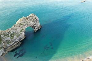 maggior parte bellissimo Visualizza di Britannico paesaggio e mare Visualizza di durdle porta spiaggia di Inghilterra grande Gran Bretagna, UK. Immagine era catturato con di droni telecamera su settembre 9, 2023 foto