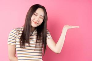giovane donna asiatica in posa su sfondo rosa foto