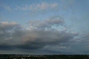 maggior parte bellissimo Visualizza di cielo e drammatico nuvole al di sopra di luton città di Inghilterra UK durante tramonto. foto