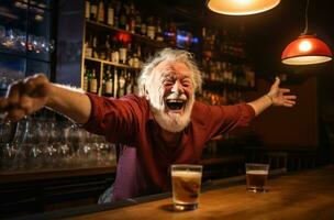 un vecchio uomo è ridendo nel un' pub foto