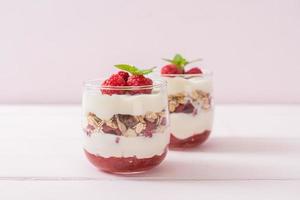 lampone fresco e yogurt con muesli - stile di cibo sano foto
