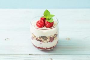 lampone fresco e yogurt con muesli - stile di cibo sano foto