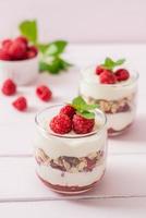 lampone fresco e yogurt con muesli - stile di cibo sano foto