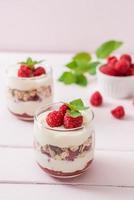 lampone fresco e yogurt con muesli - stile di cibo sano foto