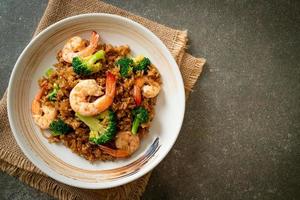 riso fritto con broccoli e gamberi - stile cibo fatto in casa