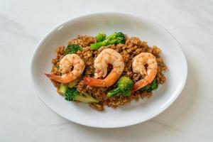 riso fritto con broccoli e gamberi - stile cibo fatto in casa