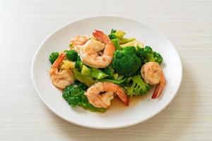 broccoli saltati in padella con gamberi - stile cibo fatto in casa foto