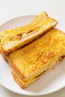 toast alla francese fatti in casa con prosciutto, pancetta e panino al formaggio con uova?