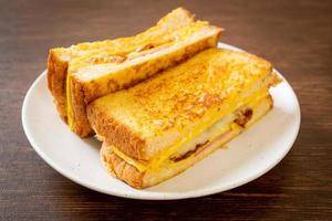 toast alla francese fatti in casa con prosciutto, pancetta e panino al formaggio con uova? foto