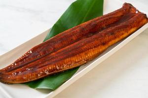 anguilla alla griglia o unagi alla griglia con salsa - kabayaki - cibo giapponese foto