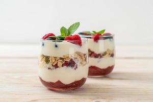 lamponi e mirtilli fatti in casa con yogurt e muesli - stile di cibo sano foto