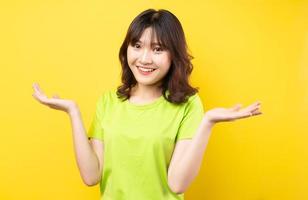 giovane ragazza asiatica con espressioni e gesti sullo sfondo