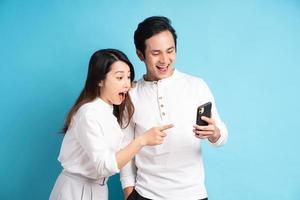 ritratto di giovane coppia che usa il telefono sullo sfondo foto
