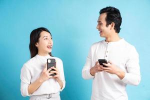ritratto di giovane coppia che usa il telefono sullo sfondo foto