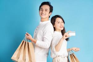 felice giovane coppia asiatica felicemente andando a fare shopping