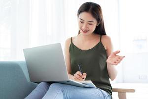 donna asiatica che usa il laptop per le videochiamate