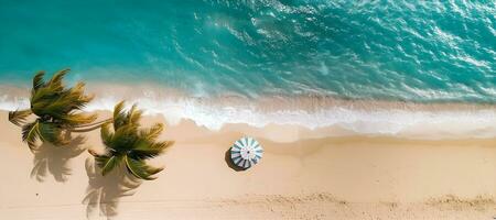 superiore Visualizza alto angolo Visualizza di tropicale spiaggia con Noce di cocco palme, spiaggia letto e ombrello su sabbioso spiaggia sfondo, estate vacanza, viaggio e spiaggia vacanza concetto. gratuito spazio per testo. ai generativo. foto