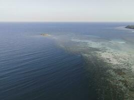 aereo Visualizza di bobby spiaggia nel karimunjawa isole, jepara, Indonesia. a distanza isola, corallo scogliere, bianca sabbia spiagge. foto