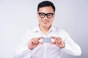 uomo d'affari asiatico in possesso di carta di credito foto