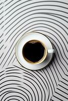 aereo Visualizza di cottura a vapore caffè tazza su geometricamente fantasia superficie con ampio copia spazio ai generativo foto