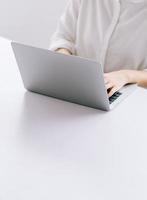 immagine ritagliata di una donna d'affari asiatica che usa il laptop foto